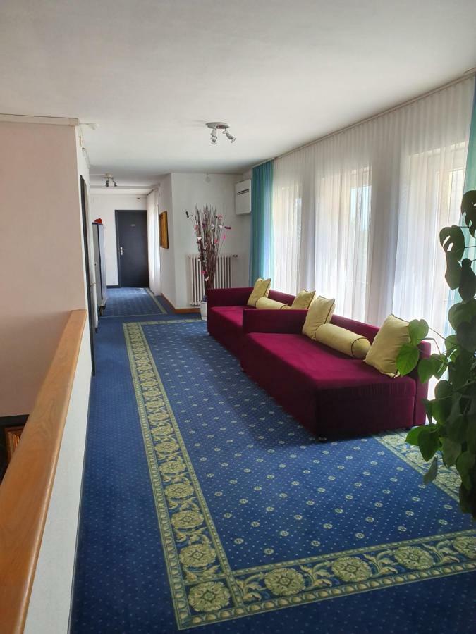 Touring au Lac Neuchâtel Extérieur photo