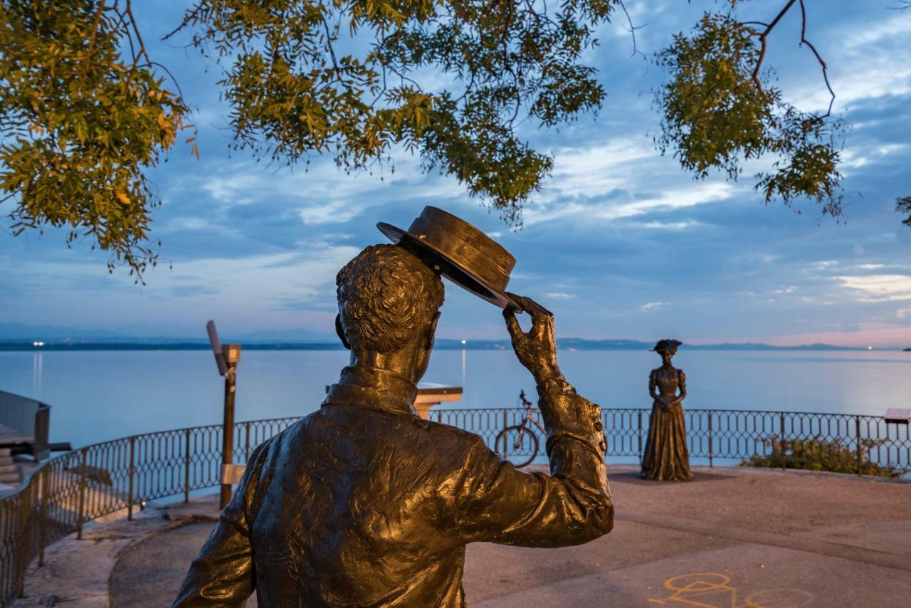 Touring au Lac Neuchâtel Extérieur photo