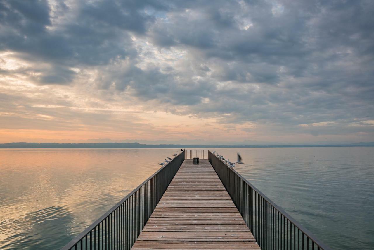Touring au Lac Neuchâtel Extérieur photo